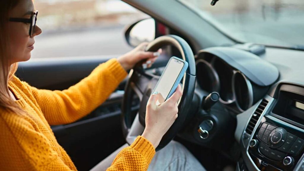 Você sabia? Uso de celular ao volante pode gerar três tipos de multa