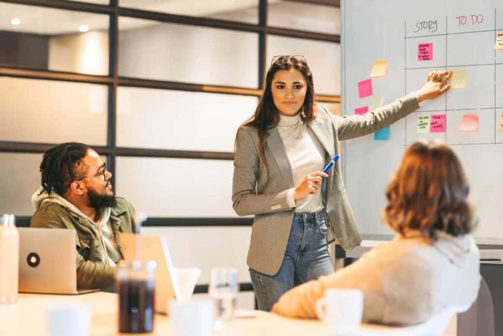 Liderança eficaz: estratégias para o sucesso empresarial Liderança eficaz: estratégias para o sucesso empresarial